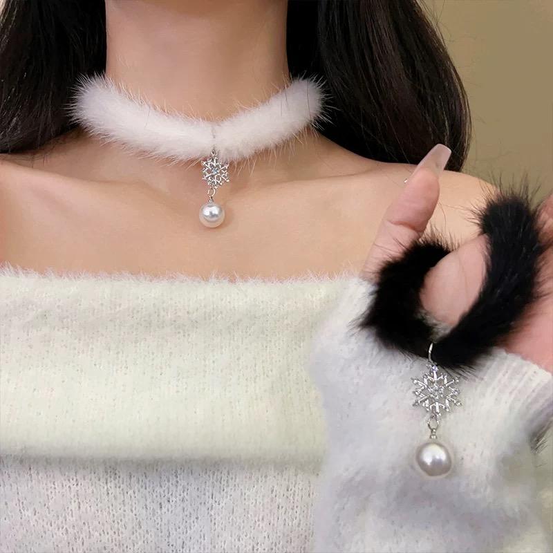 Chic Rhinestone Inlaid Snowflake Pearl Pendant Plush Chain Choker Necklace - ArtGalleryZen