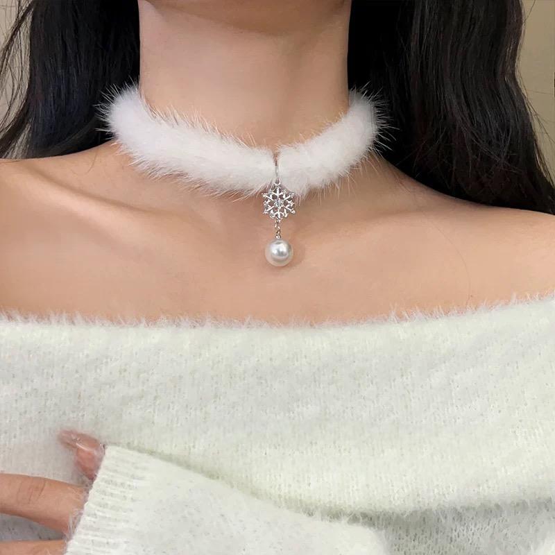 Chic Rhinestone Inlaid Snowflake Pearl Pendant Plush Chain Choker Necklace - ArtGalleryZen