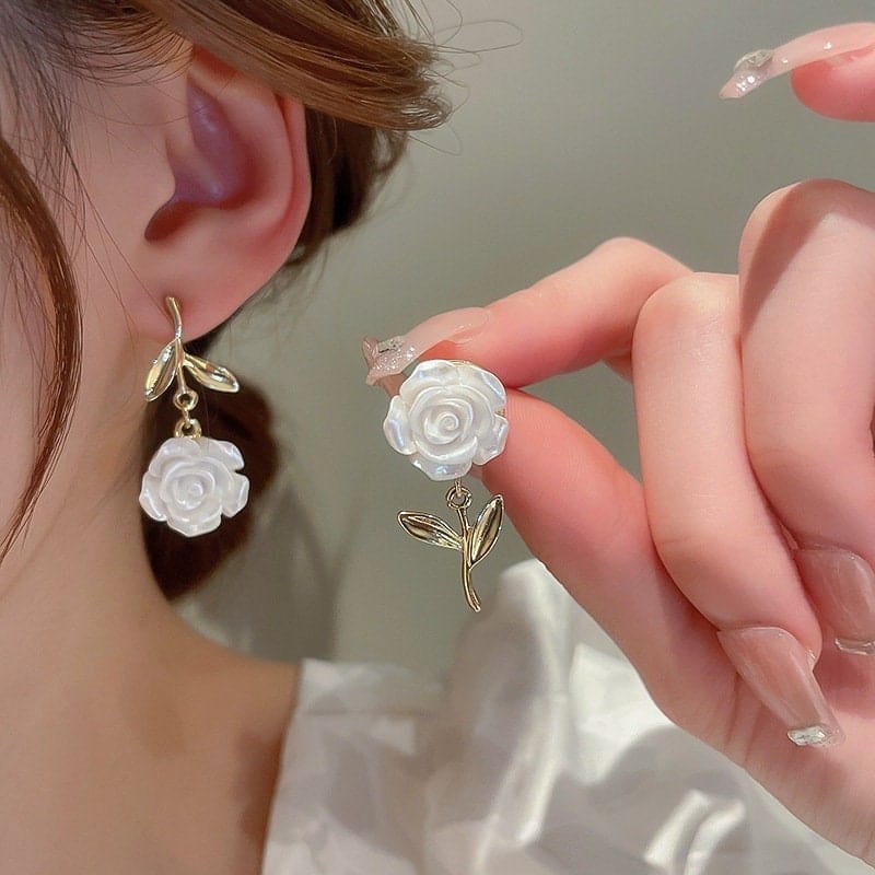 Chic Resin White Flower Dangle Earrings - ArtGalleryZen