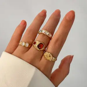 Baroque 4Pcs Crystal Rhinestone Inlaid Carved Pattern Ring Set - ArtGalleryZen