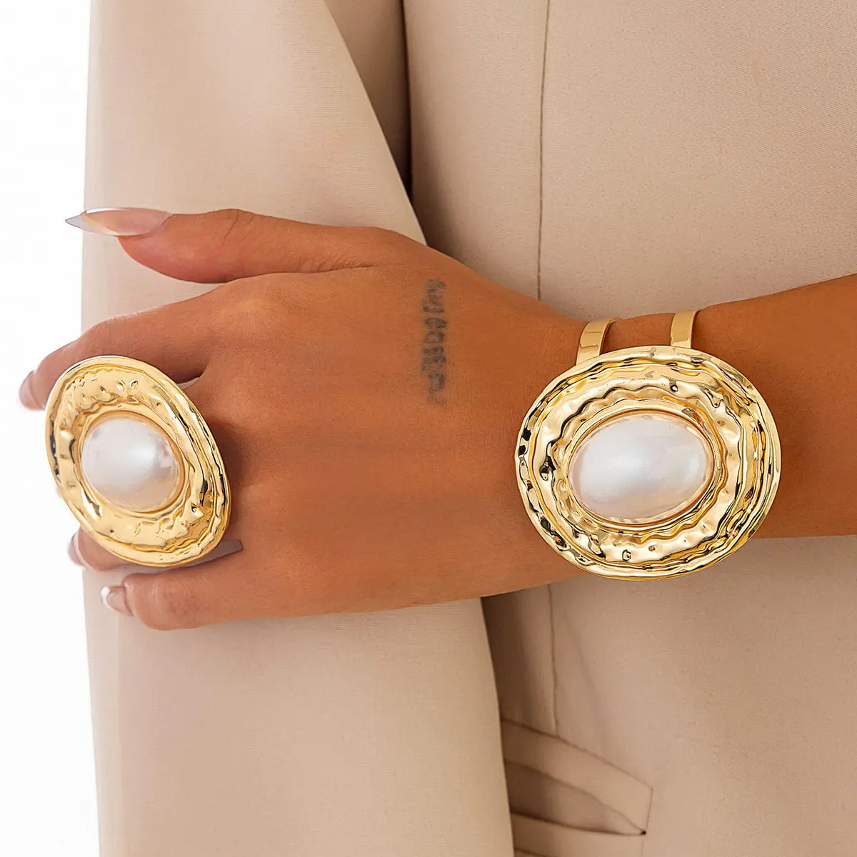 Baroque Chunky Pearl Inlaid Textured Oval Open Ring Bangle Bracelet Set - ArtGalleryZen