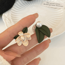 Chic Asymmetric Enamel Gardenia Flower Pearl Earrings - ArtGalleryZen
