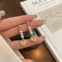 Chic Pearl Heart Dangle Earrings - ArtGalleryZen