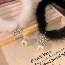 Chic Rhinestone Inlaid Snowflake Pearl Pendant Plush Chain Choker Necklace - ArtGalleryZen